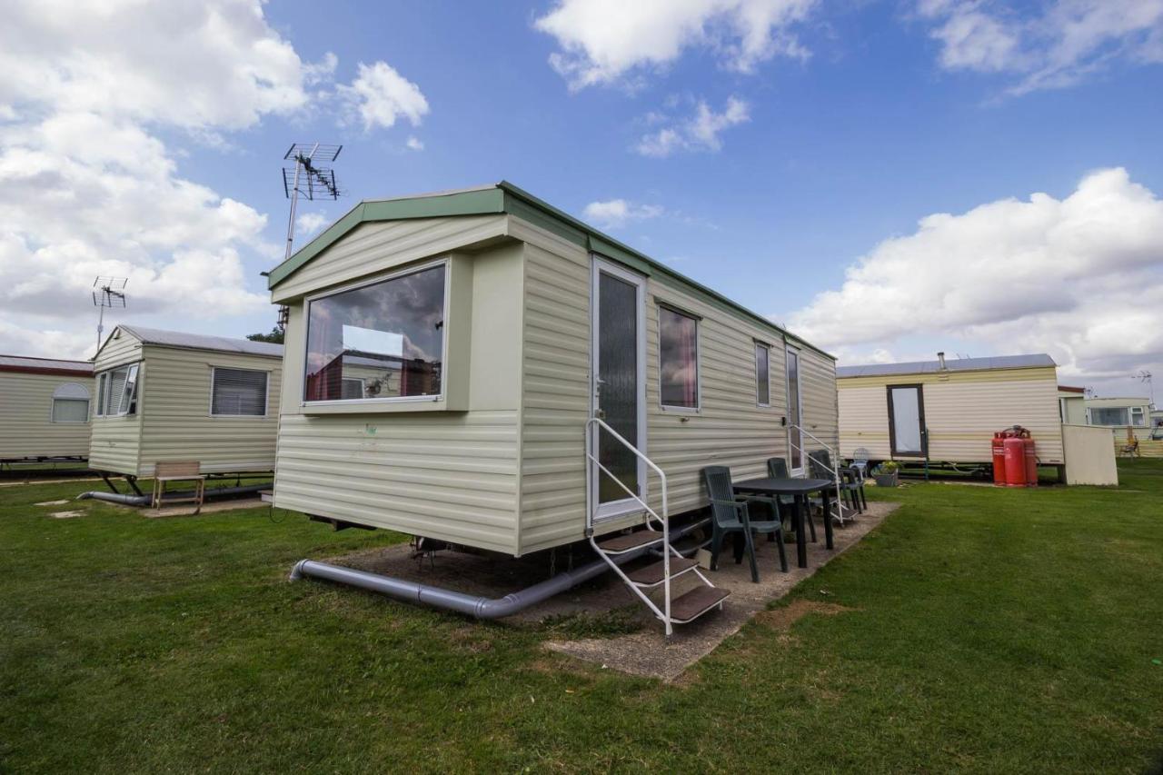 Hotel 6 Berth Caravan For Hire At Martello Beach Holiday Park In Essex Ref 29017Y Clacton-on-Sea Exterior foto