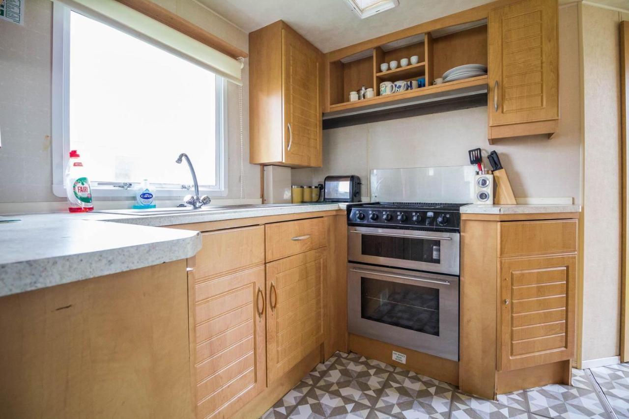 Hotel 6 Berth Caravan For Hire At Martello Beach Holiday Park In Essex Ref 29017Y Clacton-on-Sea Exterior foto