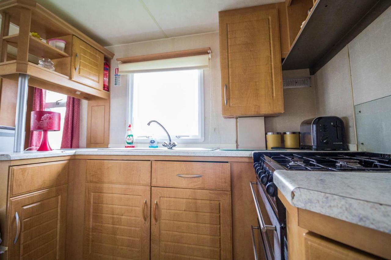 Hotel 6 Berth Caravan For Hire At Martello Beach Holiday Park In Essex Ref 29017Y Clacton-on-Sea Exterior foto
