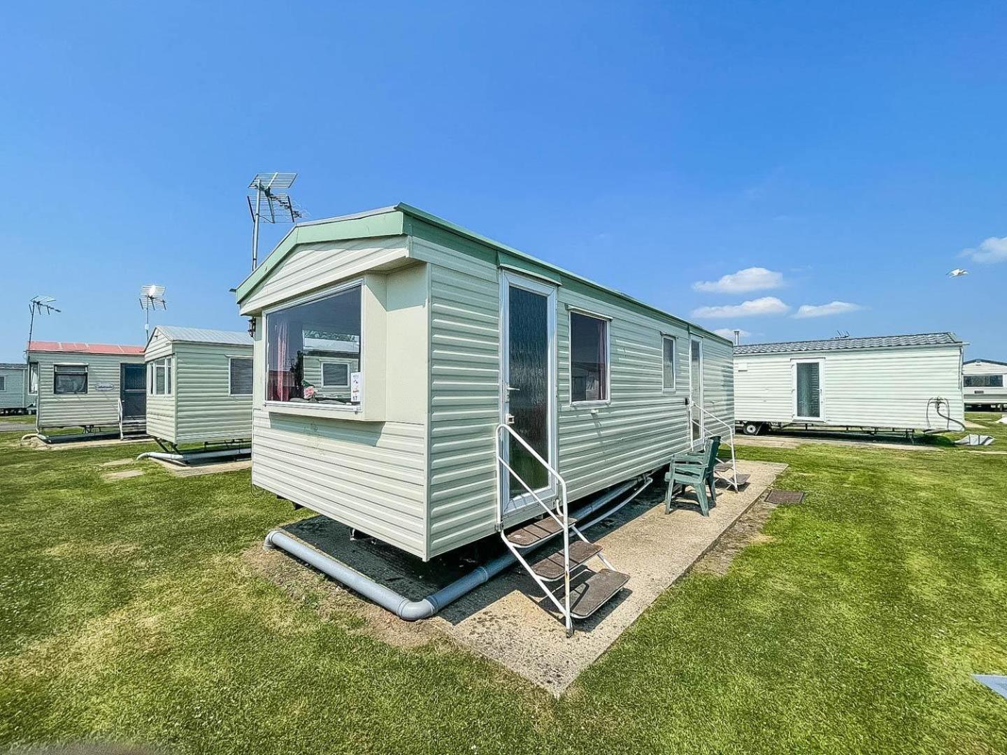 Hotel 6 Berth Caravan For Hire At Martello Beach Holiday Park In Essex Ref 29017Y Clacton-on-Sea Exterior foto